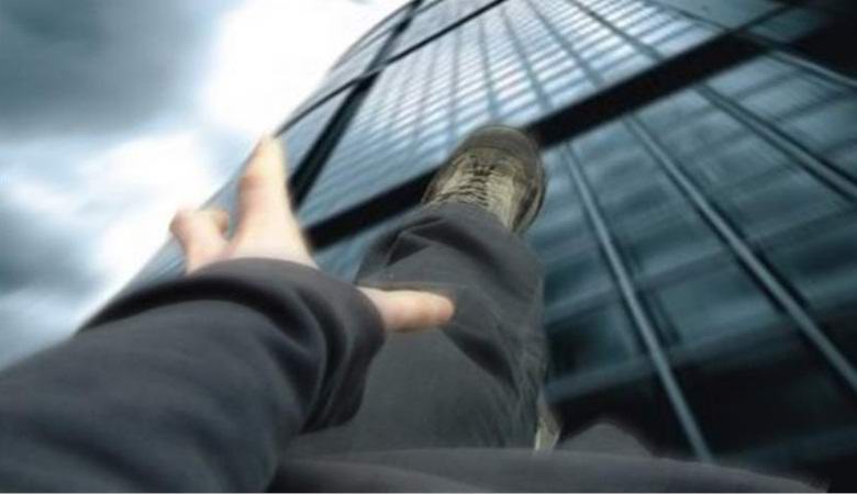 Egy 2 éves lány súlyos károk nélkül esett le a 17. emeletről.