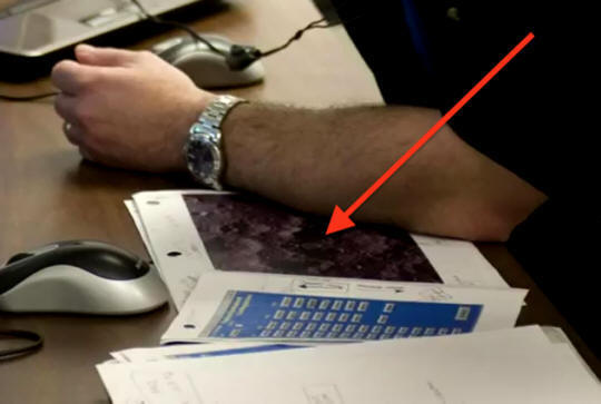 A NASA alkalmazottja kéznél van egy épületfelvétel