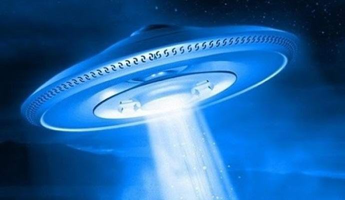 Egy amerikai minden éjjel megfigyel egy UFO-t otthonának közelében.