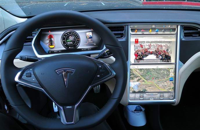 Egy amerikai meghalt egy elektromos autó vezetésével autopilóton