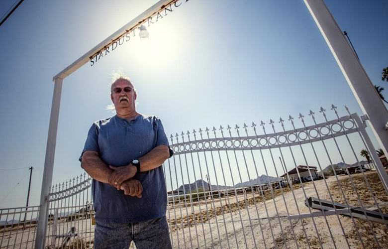 Az amerikai ranchot árusít, agresszív idegenek vonzása mellett