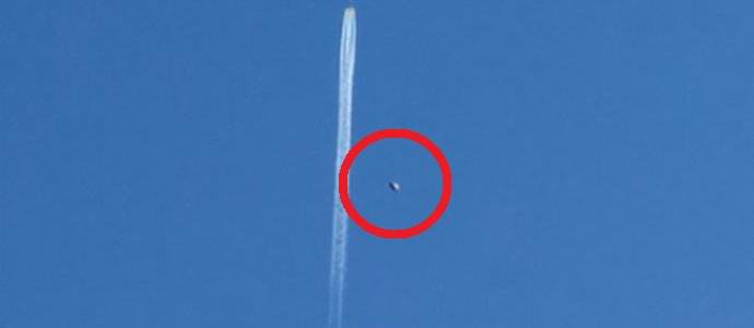 Egy amerikai véletlenül felfedezett egy repülő csészealjat egy idegen felvételén.