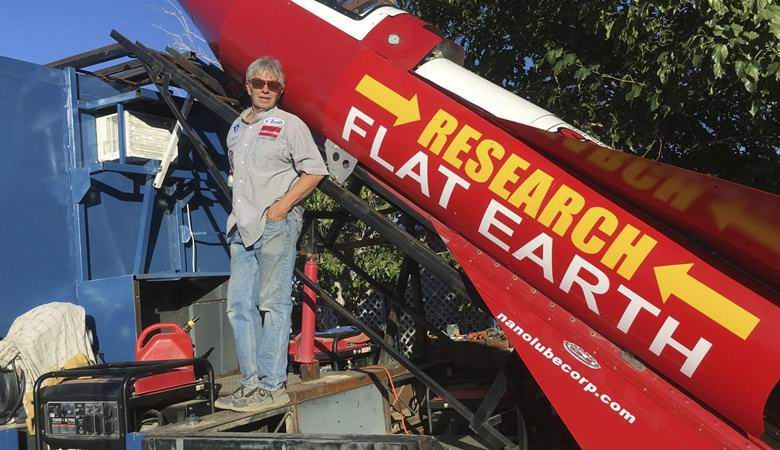 Egy amerikai egy gyorsváltó rakétával indul, hogy bizonyítsa, hogy a Föld lapos.