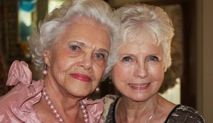 Egy amerikai hetvenhat éves nőt fogadott el