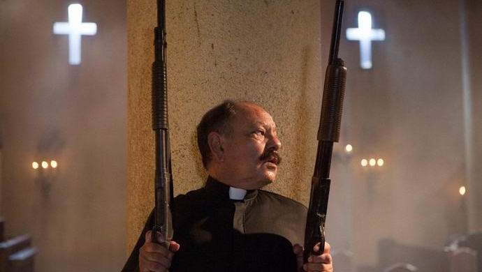 Az amerikai papok és plébánia megtanulja lőni