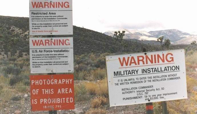 Az amerikai katonaság vadászatot indított az 51-ös zóna iránt érdeklődő ember számára.