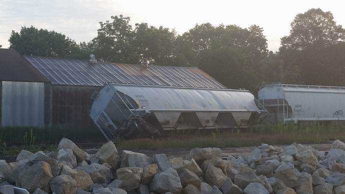 Az amerikai bár misztikusan magához húzott egy kisiklott vonatot.