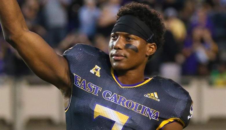 Az amerikai futballista nem tartja be a gravitációs törvényeket