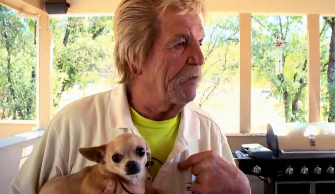 Az amerikai nyugdíjas verte a medvét, védve a kutyákat.