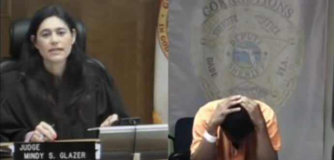 Az amerikai bűnöző könnyekre szakadt, miután felismerte a korábbi osztálytársát a bíróban.