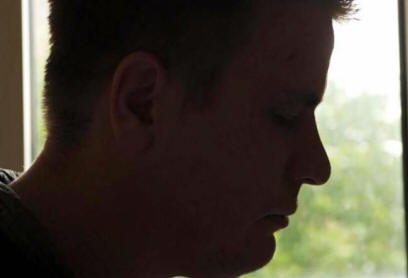 Az angol azt állítja, hogy kísértetjárta nőt kísérti.