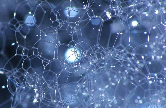 A videón rögzített szappanos hab abnormális viselkedése