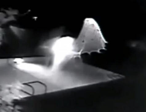 Egy rendellenes jelenséget fényképeztek egy kamerával a medence mellett