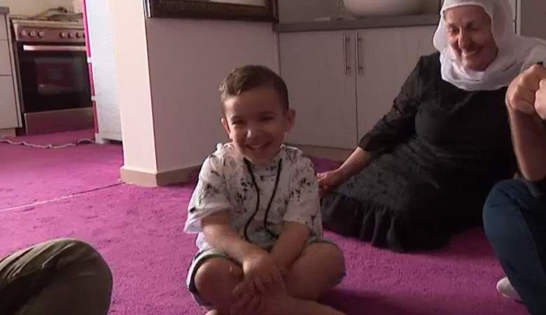 Az arab fiú hirtelen angolul beszélt, soha nem tanulta meg.