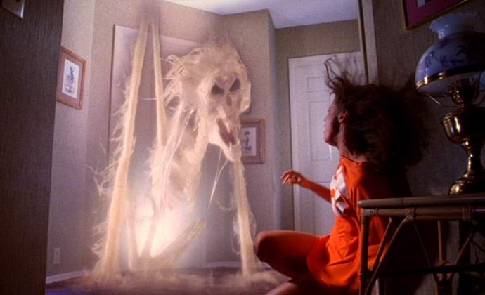 A poltergeista támadás megütötte a kamerát