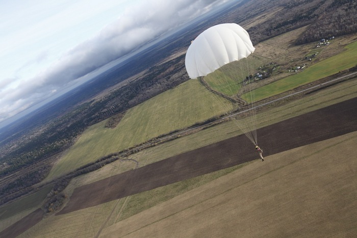 Fehér ejtőernyős Ivan Volkorez