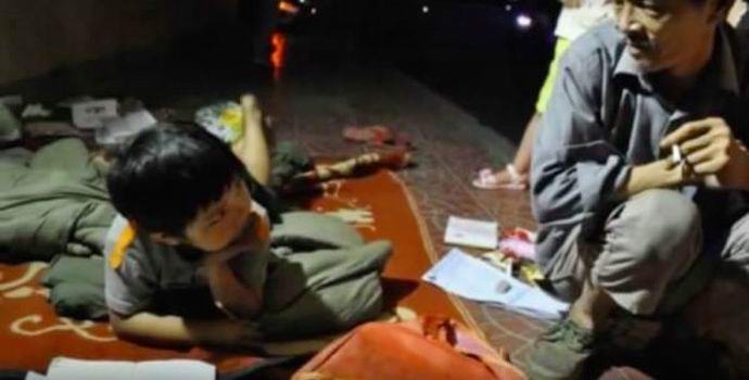 Egy hajléktalan férfi, aki egy lányt talált egy szemetestartályban, folytatta nevelését