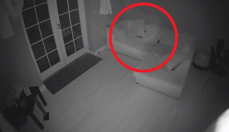 A sápadt szellemek közvetlenül a kamera előtt repültek.