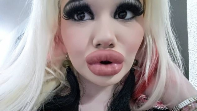 A divatért folyó bolgár hallgató megháromszorította ajkát