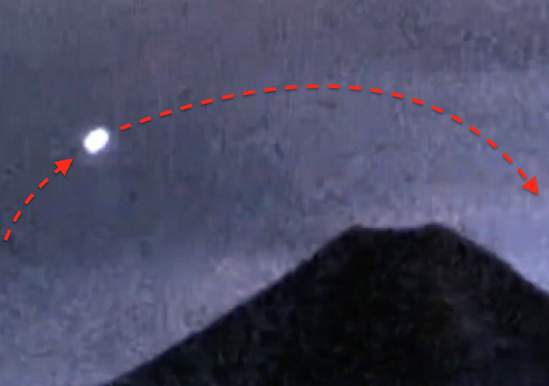 Egy nagy izzó UFO repült a mexikói Colima vulkán fölött