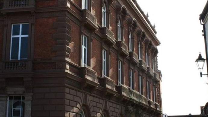 A britek egy gonosz szellemet kiutasítanak a városházaból