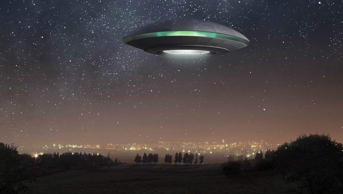 A brit fényképezett egy UFO-t, amely a házak között repül