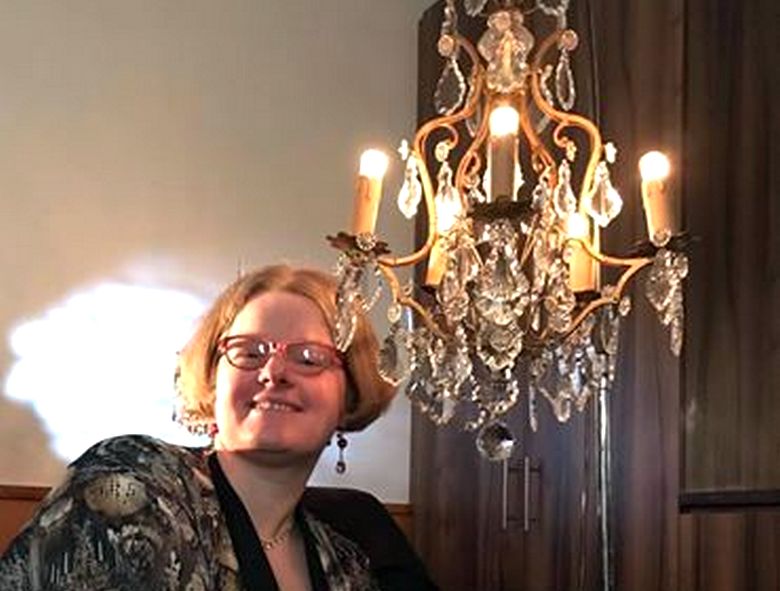 A brit úgy döntött, hogy elkötelezi magát egy csillár mellett