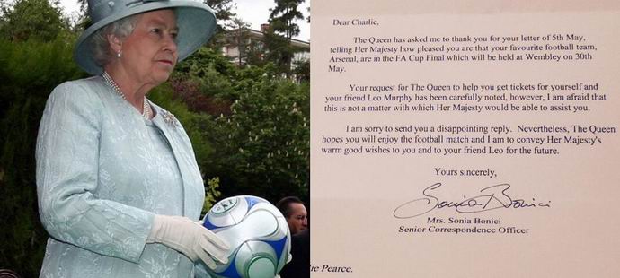 A brit királynő nem volt hajlandó segíteni egy foci rajongót
