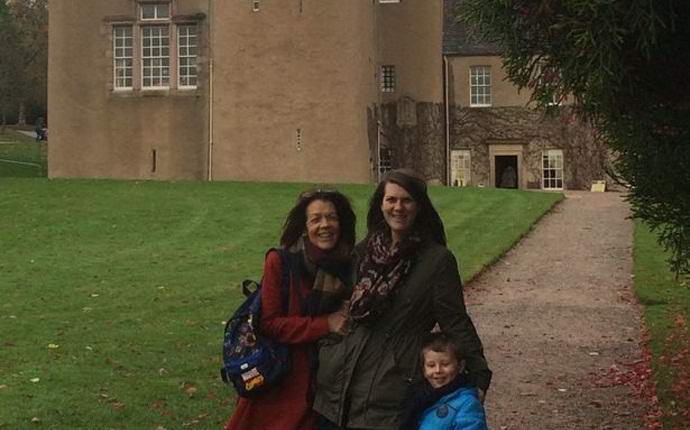 A brit család fényképeket készített szellem anyjukkal