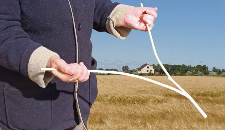 A brit vízvezeték-szerelők dowsingot használnak, hogy megkönnyítsék a szivárgások és maguk a csövek keresését.