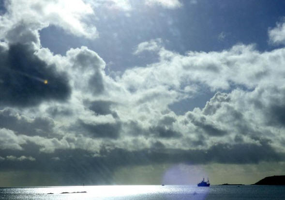 A brit nyugdíjas fényképezett egy sárga háromszög alakú UFO-t