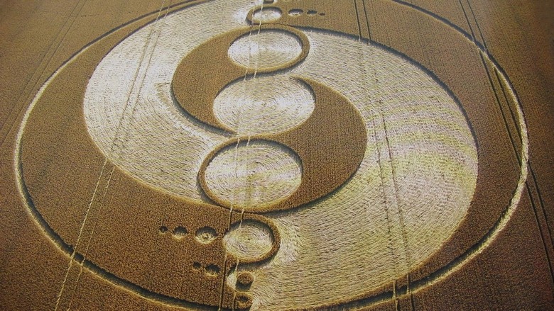 A brit ufológus elkapta azt a pillanatot, amikor egy UFO rajzot készít a terepen