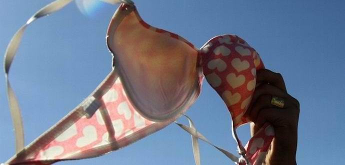 A melltartó, mint egy golyóálló mellény, megmentette egy nőt a golyótól