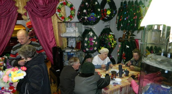 Tea veteránoknak temetkezési koszorúk és koporsók között