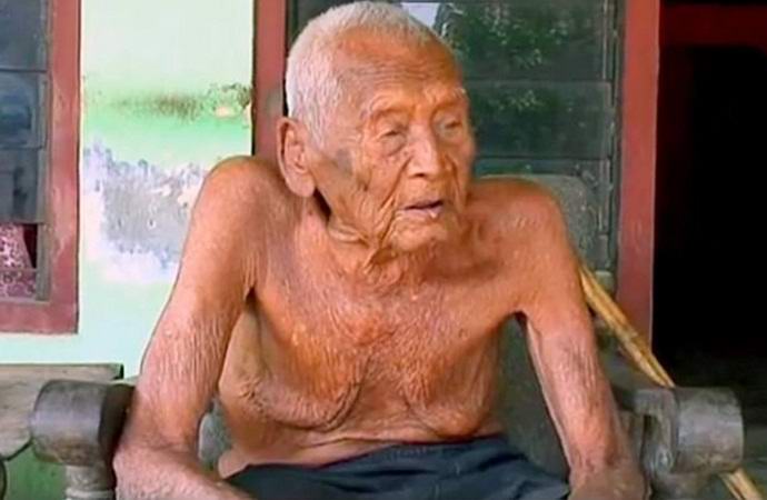 Egy ember, aki másfél évszázadon keresztül élt, halálról álmodik.