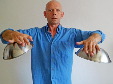 A mágneses ember azt állítja, hogy nem charlatan