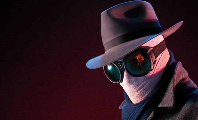 A láthatatlan ember egy titokzatos videóban ugrik a kútba