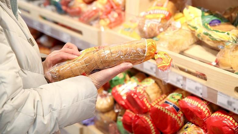 Egy ember egy évig evett lejárt ételeket annak bizonyítása érdekében, hogy azok nem veszélyesek enni.