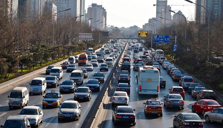 Egy ember semmiből jelent meg az úton, balesetet provokálva