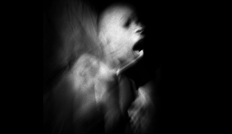 A fekete kísérteties lény eltalálta a megfigyelő kamerát