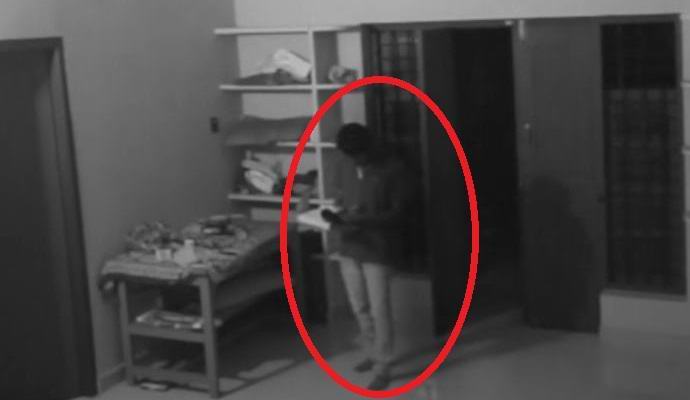 Az ördög megtámadott egy embert a szekrényből