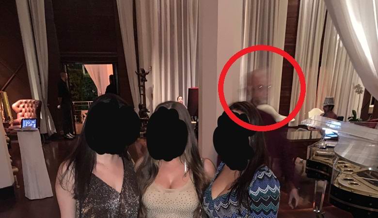 Valami furcsát fényképeztek egy ünnepi partin