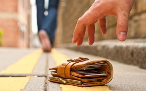 pénzt talált az utcán, mire való 