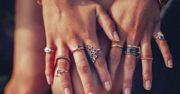gyűrűk a kezén 