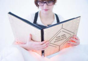 A csodakönyv lehetővé teszi a szereplők fizikai megtapasztalását