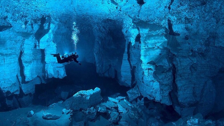 A búvárok meglepődtek, hogy furcsa tengeralattjárót találtak.