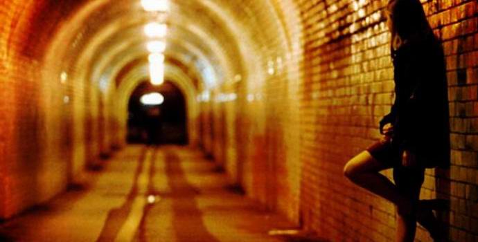 Az egyszerű erényű hölgy kiderült, hogy az ügyfél felesége