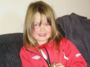 A szélhámos lány öt kilométert sétált az autópálya mentén, anélkül hogy károsult volna magának.