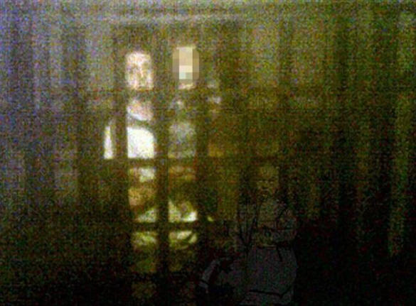 A szellem lány beleesett a múzeumi látogatók fényképeibe