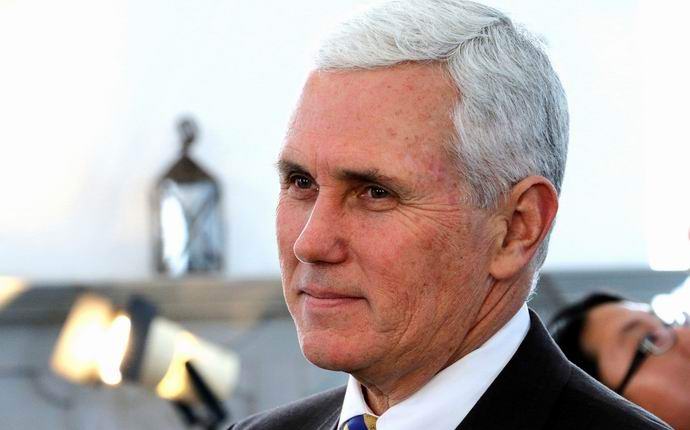 Az amerikai kormányzó lánya nem tükröződik a tükrökben?